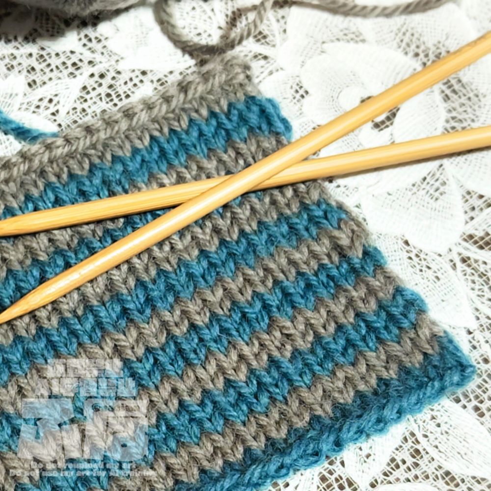 フェリシモさんの
『はじめてさんのきほんのき
棒針編みてとりあしとりレッスン
lesson 5
メリヤス編み ボーダー』

青✕グレーのしましま
約10cm✕10cm