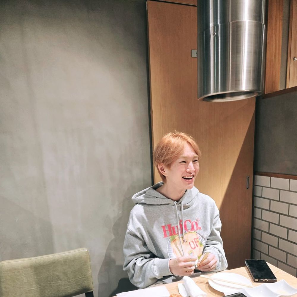 Jinki smiling happily before eating 