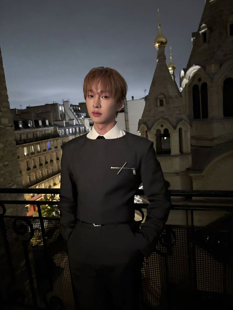 Jinki with hands in his pockets 