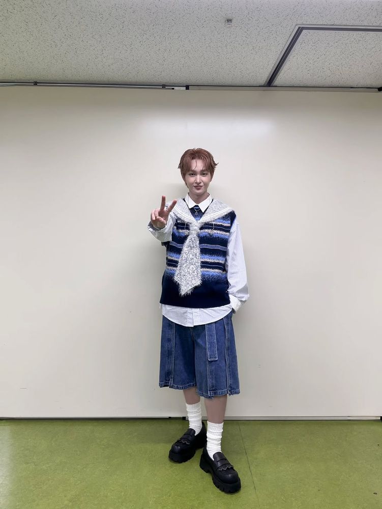 Jinki holding out the v-sign toward the camera 