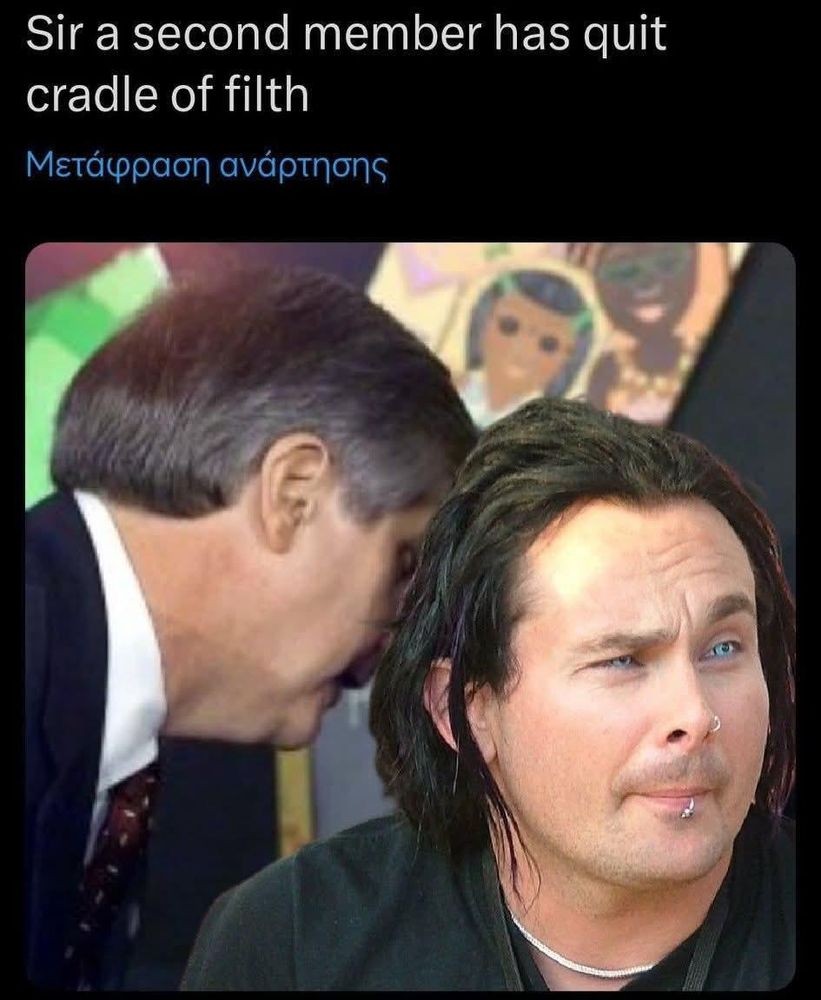 Détournement du meme où le conseiller de Georges Bush l'informe qu'un 2ème avion a frappé les tours.
Mais cette fois le conseiller informe à Dani Filth qu'un second membre a quitté Cradle of Filth.