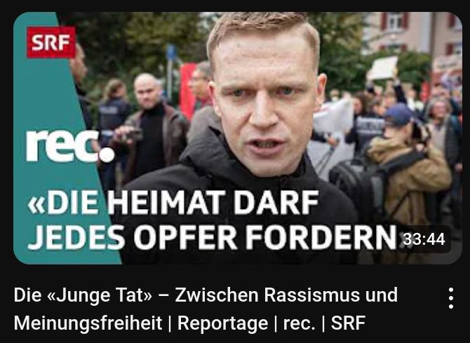 Screenshot eines Youtube-Videos von SRF. Der Titel lautet: «Die 'Junge Tat' - Zwischen Rassismus und Meinungsfreiheit | Reportage | rec. | SRF». Das Vorschaubild zeigt Tobias Lingg, einen der Anführer der Jungen Tat. Darüber das Zitat «Die Heimat darf jedes Opfer fordern»