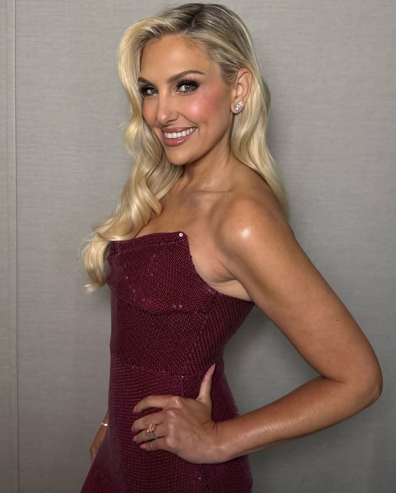 Gina from RHOC finally looking good for a reunion. She is glammed to the GODS in old school Hollywood. 