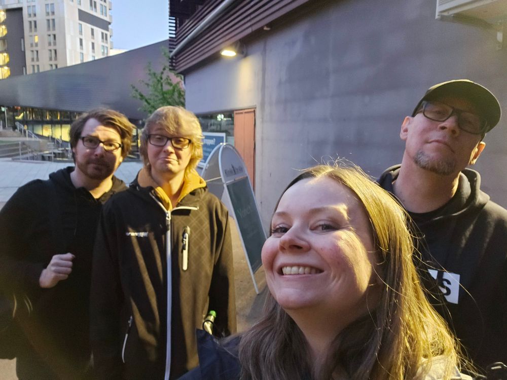 Karl, Nick, Frida og Rune utenfor Odeon. Karl er skeptisk, Nick ser ut som han tenker "not bad", Rune er c00l, og Frida er i 100% selfie mode.