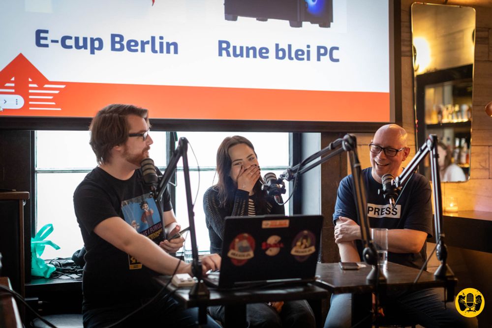 Karl, Huldersaga og Rune på Tiltcast 4.0. Anagram-quizen til Karl på storskjerm, med E-cup Berlin og Rune blei PC.