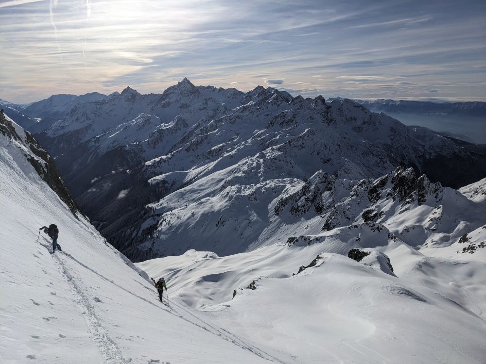 Montée en ski de randonnée de la crête des Îlettes