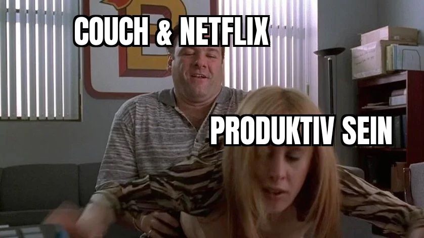 Meme: frau über tisch gelehnt hat sex mit mann hinter ihr. Über ihm steht Couch & Netflix, über ihr "Produktiv sein"