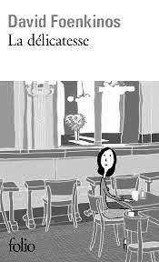 Couverture du livre La délicatesse par David Foenkinos. Une jeune femme seule assise à la table d'un troquet.