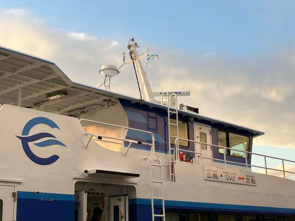 帰りの宇品港にて
江田島市所有の「瀬戸ブルー」が宇品〜宮島航路に充当。
所定は「おやしお」号だがドック中かと思われる。