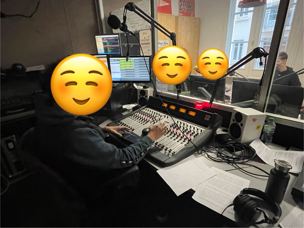 Élèves dans un studio de radio en train d’enregistrer une émission 