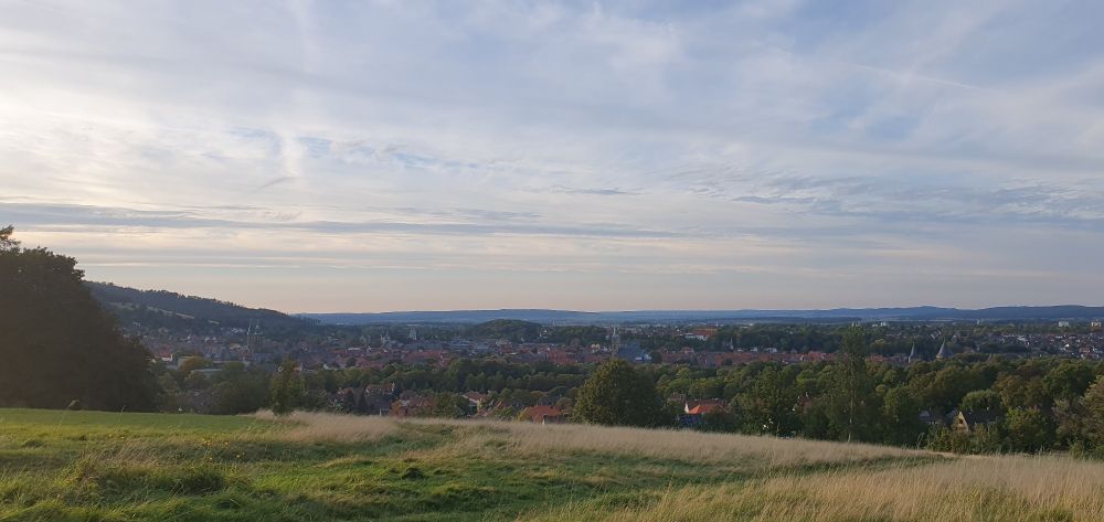 Ein schöner Blick vom Wald über eine schöne Stadt im Harz.