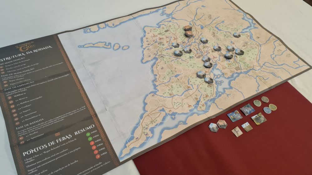 Jogo de tabuleiro representando um reino irlandês durante o período medieval. O tabuleiro consiste de um grid hexagonal sobre o qual peças estão colocadas.
