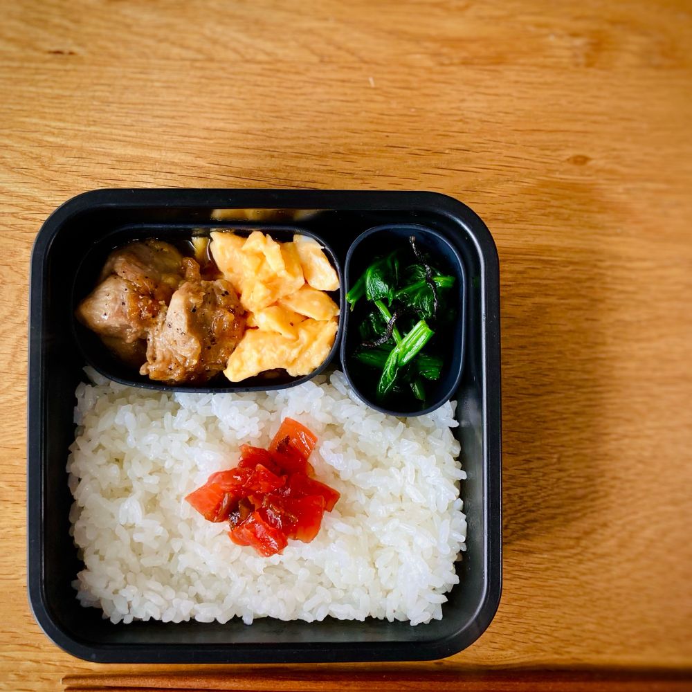 鶏もも肉のソテーおろし玉ねぎしょうゆソース、ほうれん草の塩昆布あえの弁当。