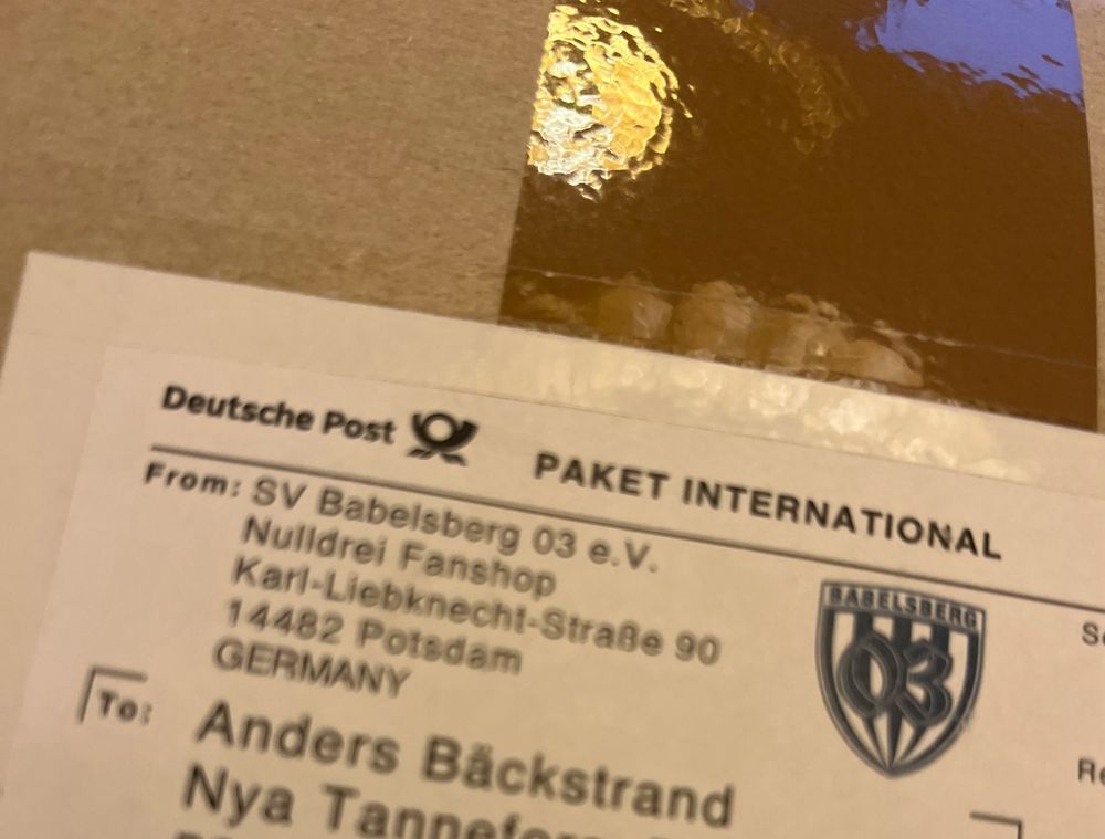 Adressetikett som visar paket från SV Babelsberg