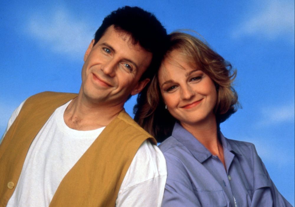 Paul Reiser and Helen Hunt in a promo photo for Mad About You, giving just the most 90s white middle class saccharine energy that I had completely forgotten from my childhood.