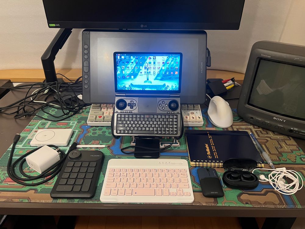 The contents:
Pc - GPD win mini
Small super flat Bluetooth usb keyboard 
Touch stylus
Huion Bluetooth key controller
Slimo mini mouse
Wireless earbuds
Wired earbuds
Folding Mobile phone stand
Rollbahn notebook
Mechanical pencil
Usb c cable
60w charger
Gpd fabric carrying case