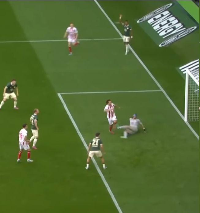 Screenshot vom Spiel Wolfsburg - Köln, während Luca Waldschmidt aus vier Metern Entfernung ins Tor schießt, steht ein Wolfsburger auf der Torauslinie und hebt den Arm