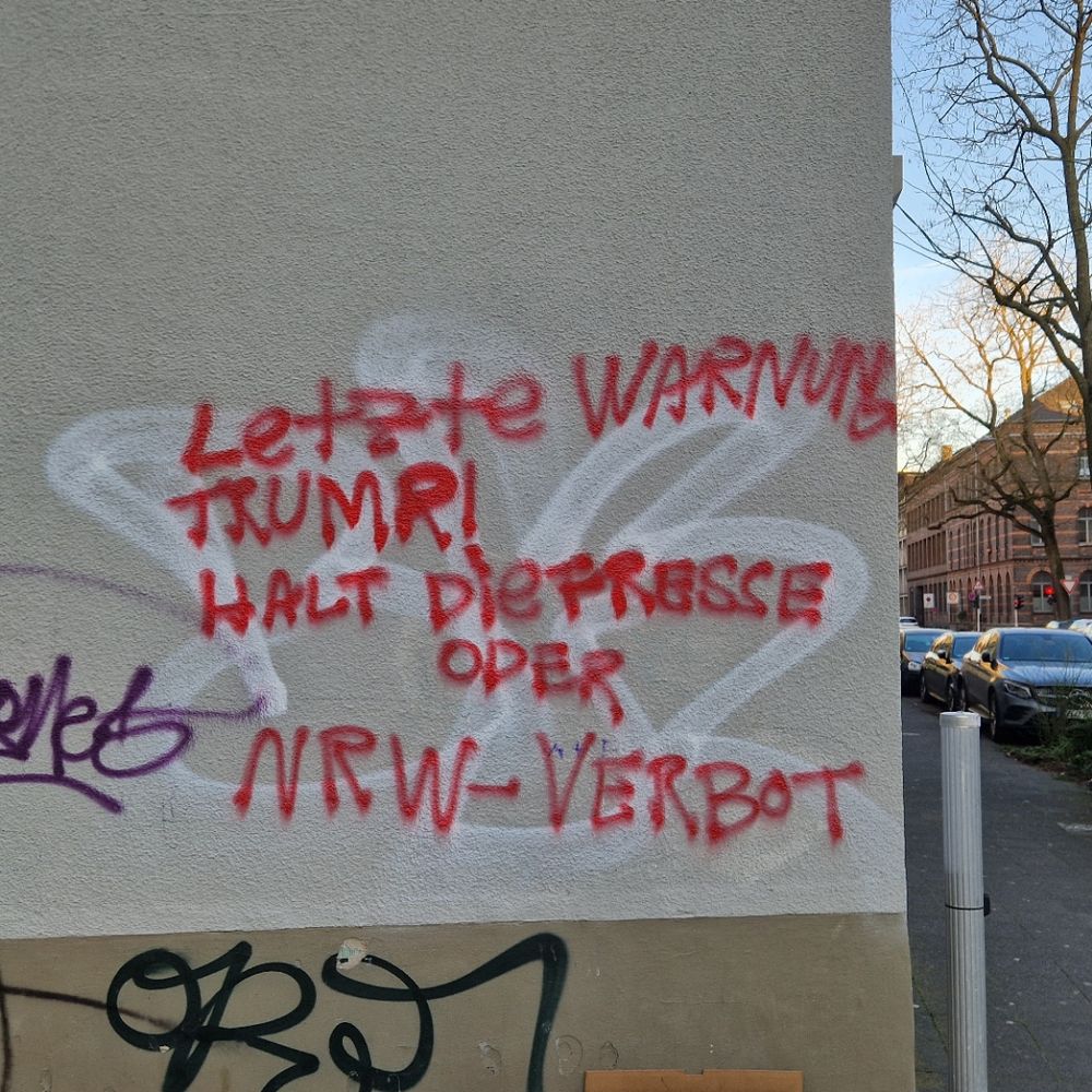 Graffiti an Hauswand: "Letzte Warnung Trump! Halt die Fresse oder NRW-Verbot"