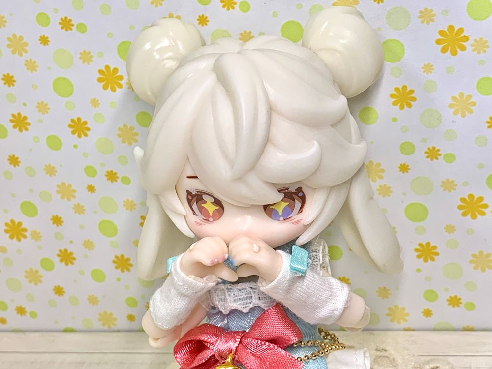 ブラインドドールの写真です。
両手でハートを作るポーズをしています。