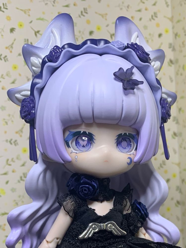 ブラインドドールの写真です
紫色の髪に黒いドレスを着ています
瞳には蝶が描かれています