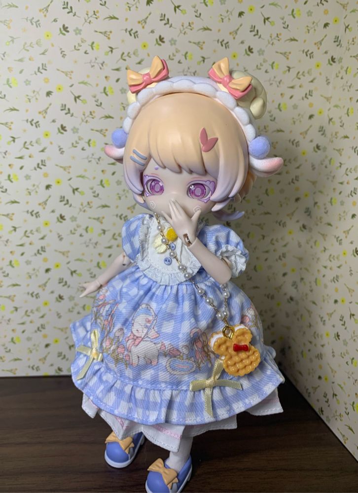 ブラインドドールです
金髪で、羊の角のついたカチューシャをしており、水色のロリータドレスを着ています