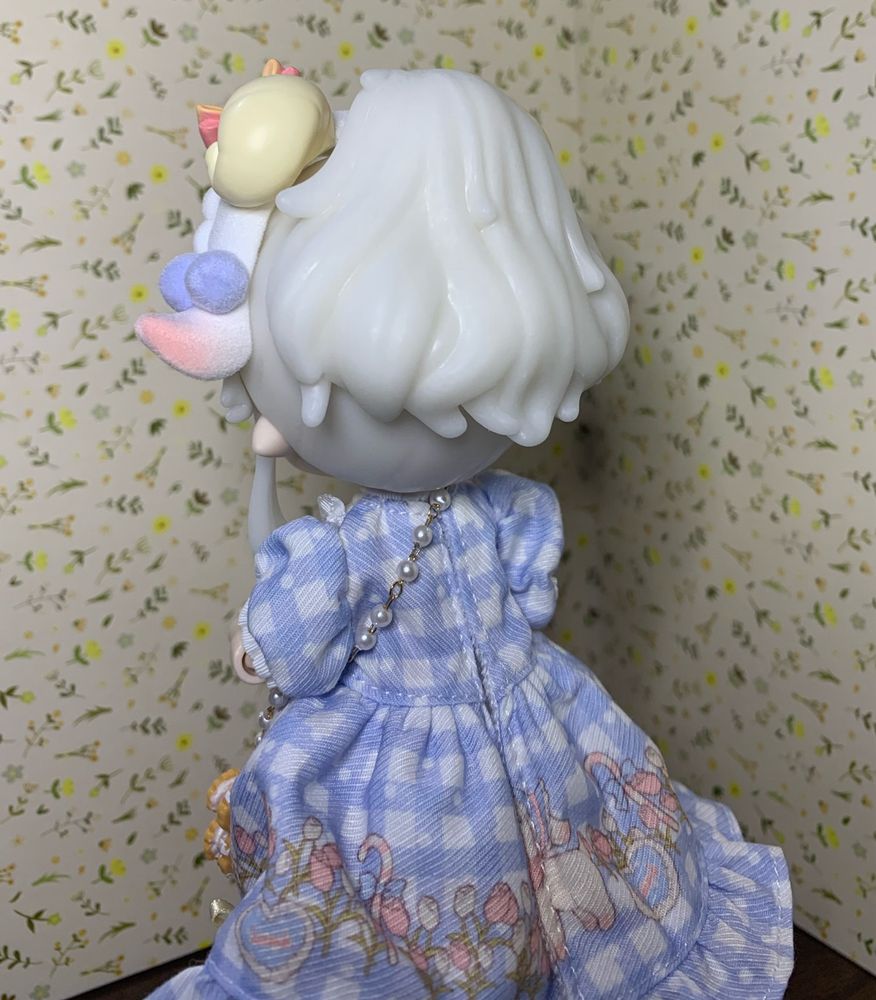 ブラインドドールです
羊の角のついたカチューシャをしており、水色のロリータドレスを着ています