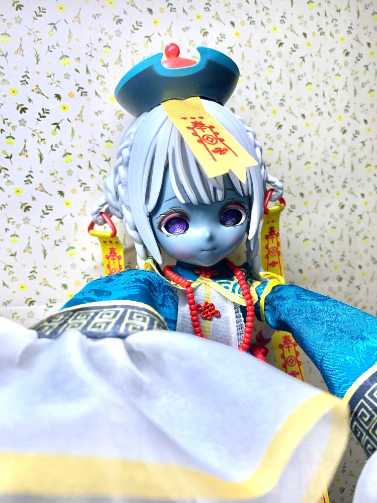 ブラインドドールのキョンシーモチーフのドールです。
青色の肌に紫色の目をしています。