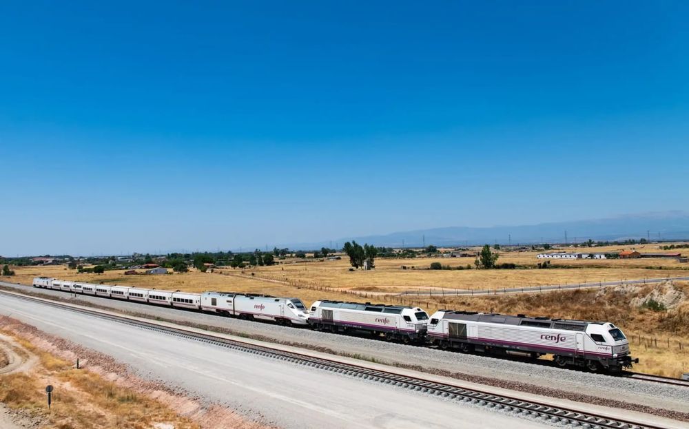 Fotos de la nueva plataforma para ampliar los accesos ferroviarios a Navalmoral de la Mata por Pablo Alfonso Recuero del grupo de Facebook Historia del ferrocarril en Extremadura en las que se ve una rama S-730 de renfe fabricada por Talgo remolcada aparentemente por dos locomotoras diésel S-334 acopladas ambas en cabeza.