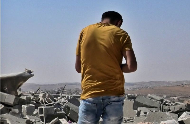 Plan du film. Un proche de Badel face aux ruines de son village saccagé par les israéliens