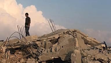 Plan du film. Un enfant qui marche sur les ruines de son village 