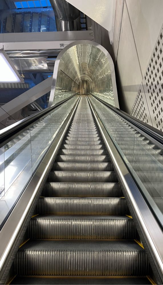 Escalier mécanique en gare de Neuilly Porte Maillot (RER E).