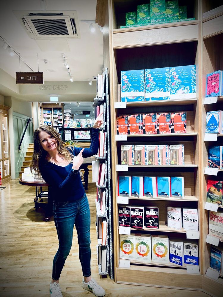 Aileen Crossley os comhar seilf na leabhair is mó díol in Hodges Figgis