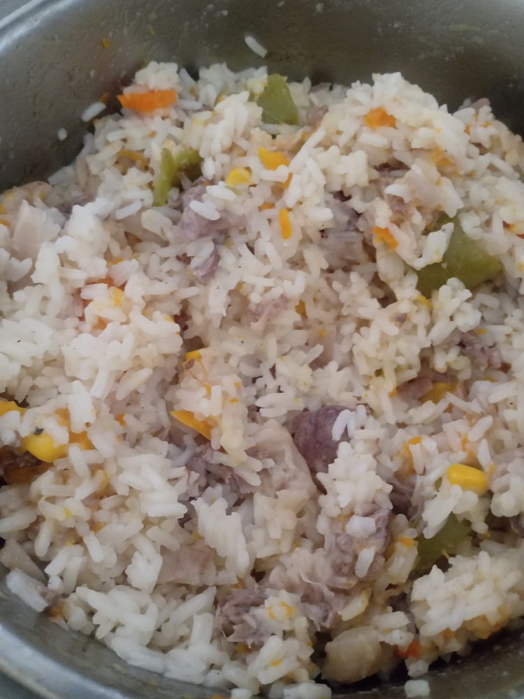 Arroz y picadillo de sobras de puchero en caldo de huesos para les peyets
