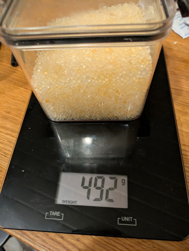 Silica på en vekt som viser 492 gram