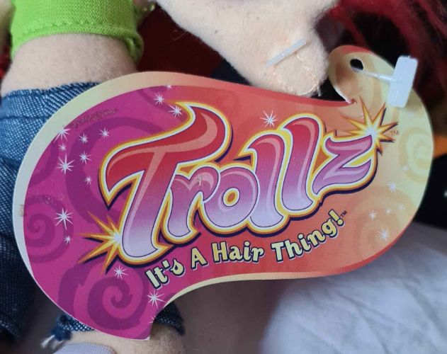 The front of the tag, depicting the 2005 Trollz logo, with the tagline 'It's A Hair Thing!'