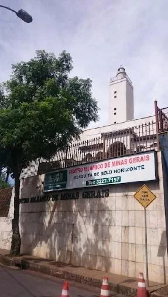 foto da Mesquita de Belo Horizonte. na frente há os dizeres Centro Islâmico de Minas Gerais, Mesquita de Belo Horizonte, Tel: 3227-7157