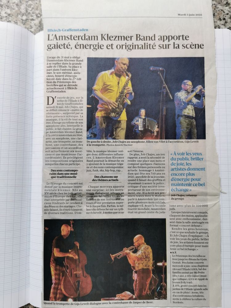 Photo of a concert review in French, with two pictures taken during the concert

