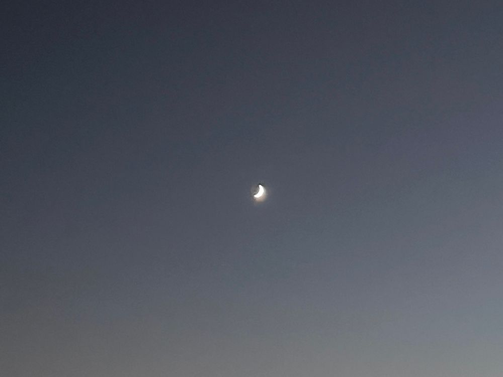 三日月。うっすら丸く見える。