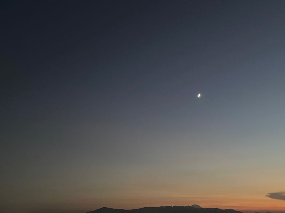 空に細い三日月。空の下の方はまだうっすら赤くて、富士山の影が見える。