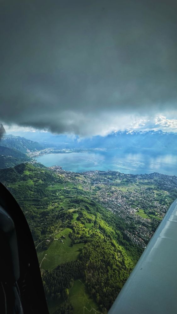 Vue aérienne vers Montreux et Vevey.
