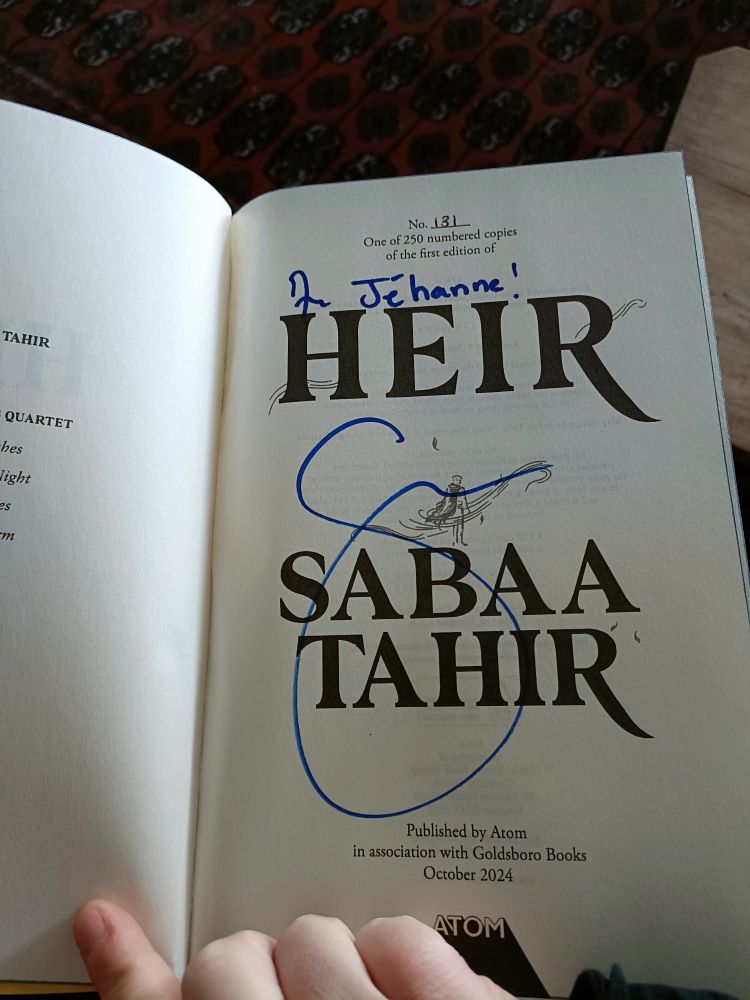 Une photo de la page de titre du dernier roman de Sabaa Tahir, "Heir", portant une dédicace à mon nom (disant "For Jéhanne!") et sa signature. 