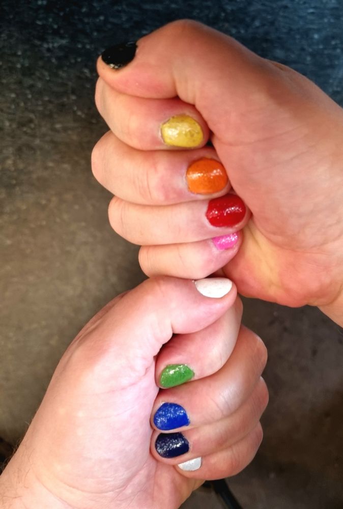 Männerhände mit bunten Fingernägeln 