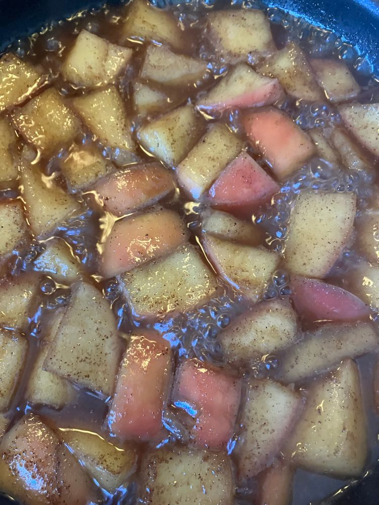 stewed apples in process 