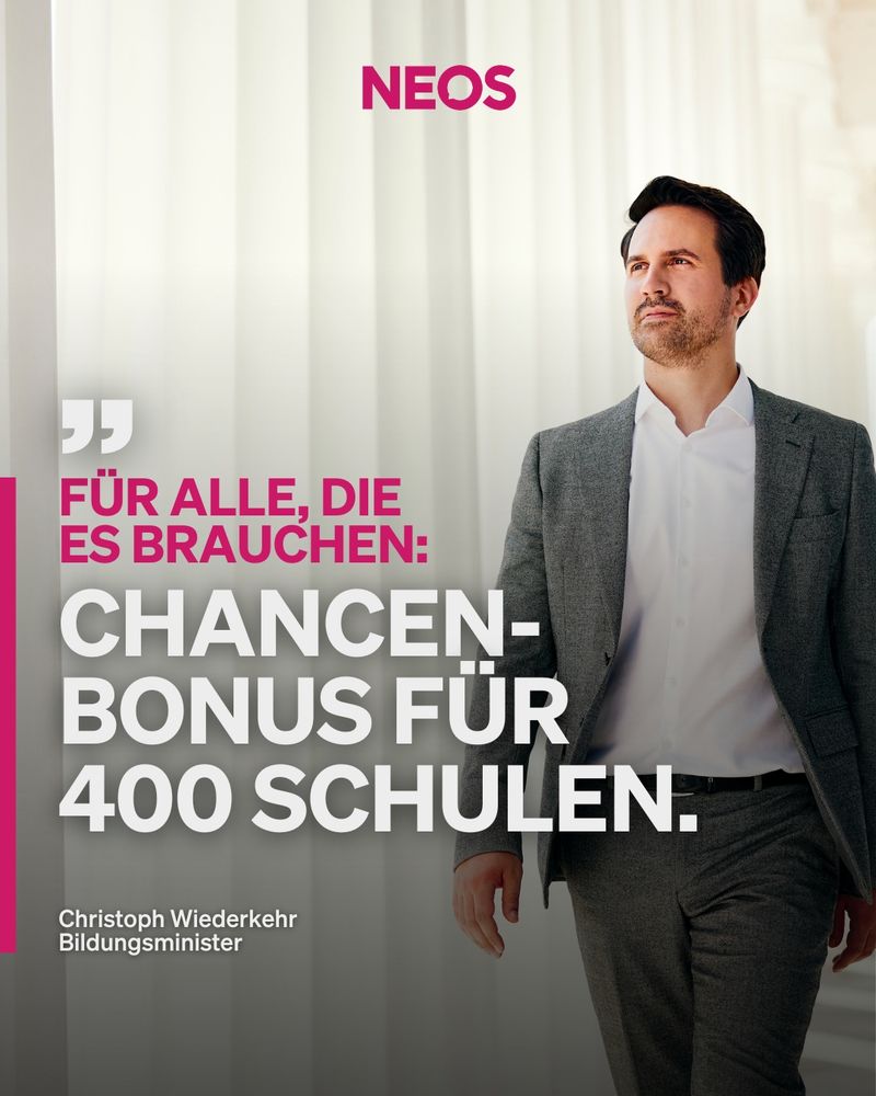 ein Mann in einem Anzug geht