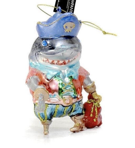 Weihnachtsbaum-Dekoration: ein Hai im Piratenkostüm