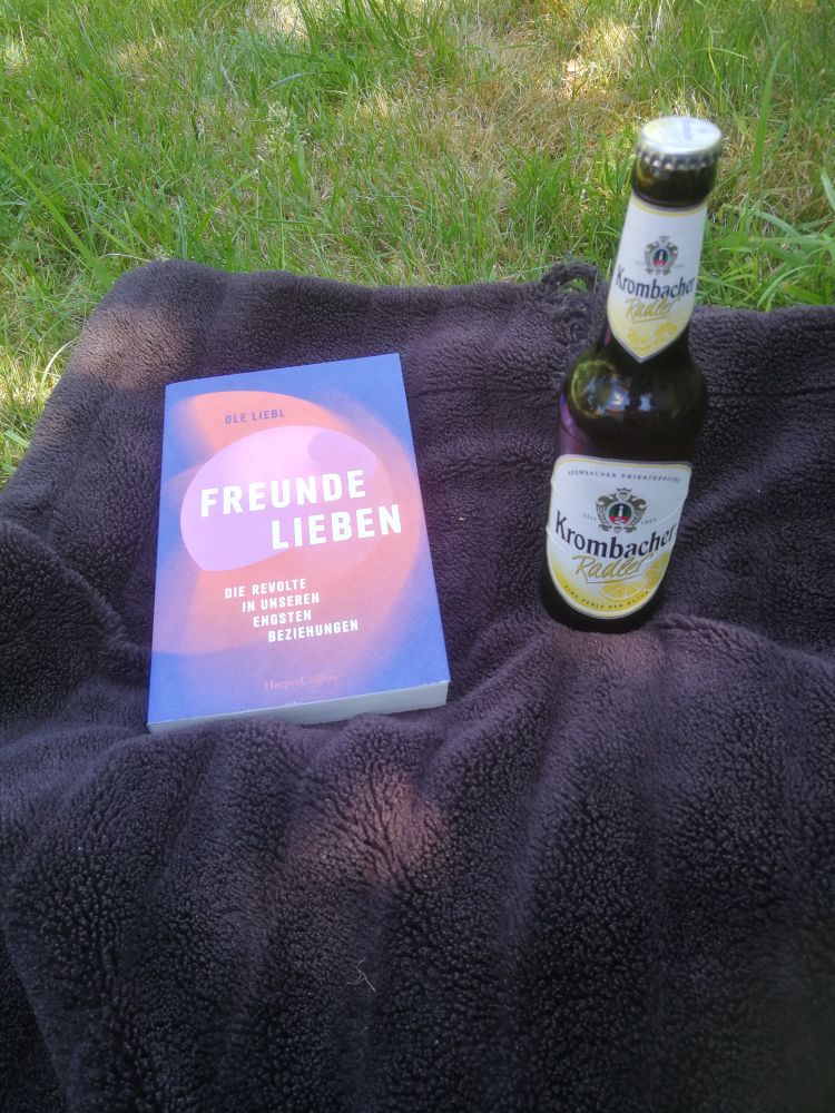 CN Alkohol

Eine Flasche Radler und das Buch "Freunde lieben" von Ole Liebl auf einer Decke in einem Garten. 