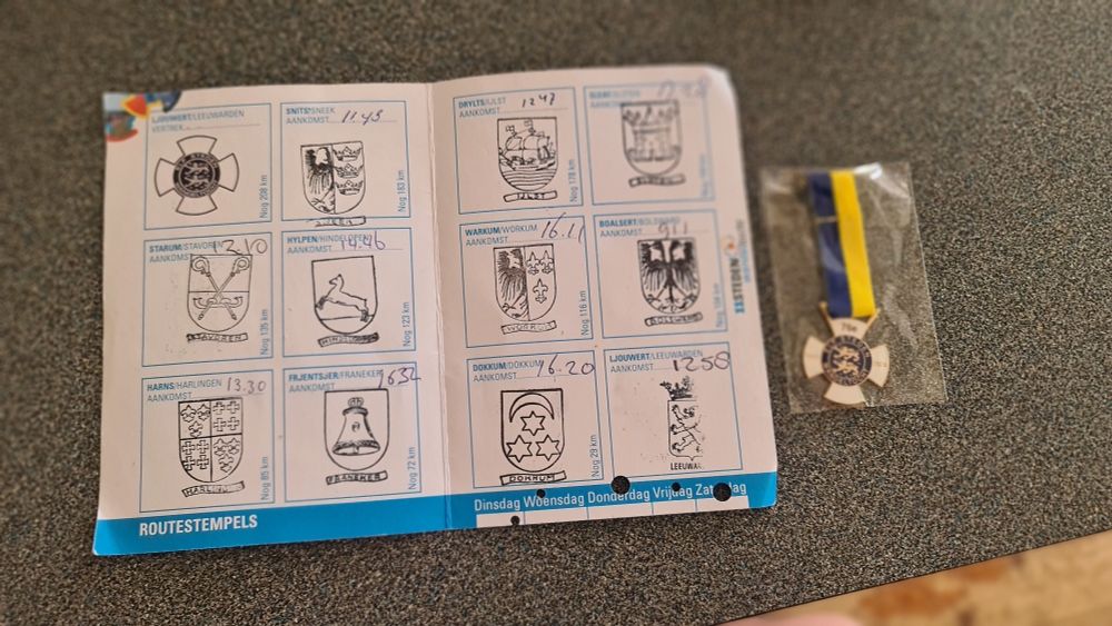 Volle elfstedentocht stempelkaart en medaille.
