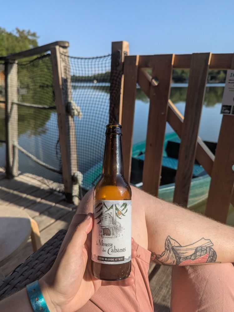 Apéro, bière locale, sur le ponton