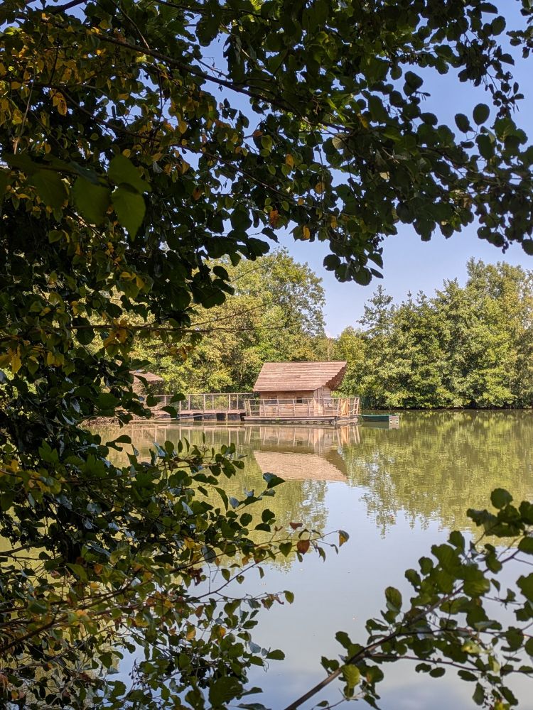 La cabane pour la nuit, sur le lac