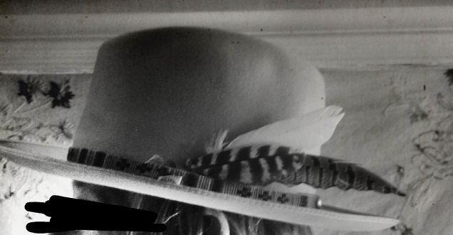 Homme mystérieux portant un chapeau orné de plumes 